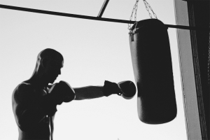 Comment accrocher un sac de boxe dans un appartement