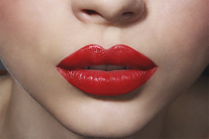 Come colorare le labbra con rossetto rosso