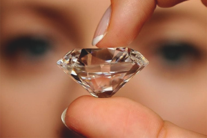 How to distinguish a diamond from cubic zirconia