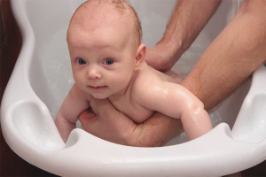 How to wash a newborn baby boy