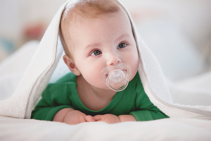 Hvordan lære en baby en dummy