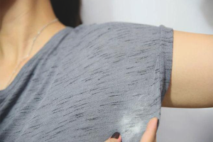 How to remove white spots from deodorant