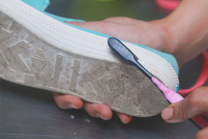 How to wash a white sole on sneakers