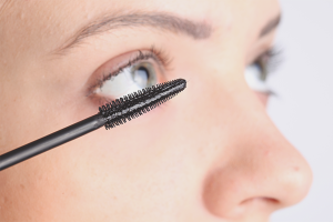 How to apply castor oil on eyelashes