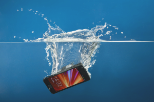 How to dry a phone that has fallen into water