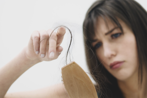 Come fermare la caduta dei capelli dopo il parto