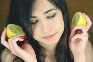 Come schiarire i capelli al limone a casa