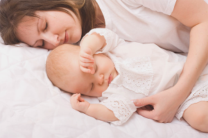 Hvordan avvenne et barn til å sove hos mamma