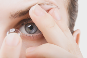 How to wear and remove contact lenses