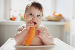 Com ensenyar a un nen a menjar aliments sòlids