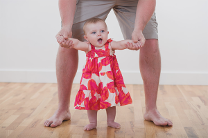 Come insegnare a un bambino a stare in piedi senza supporto