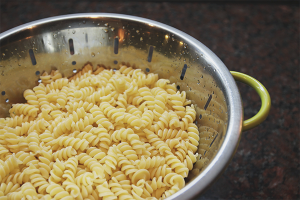 Come cucinare la pasta in modo che non si attacchino