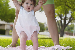 How to dress a newborn in the summer