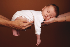 Come svezzare un bambino a dormire tra le sue braccia