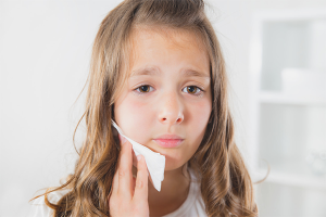 Co dělat, když dítě má bolesti zubů