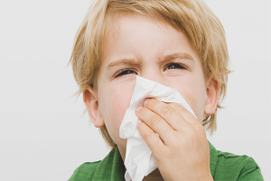 Comment guérir un écoulement nasal prolongé chez un enfant
