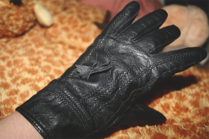 Jak protáhnout kožené rukavice