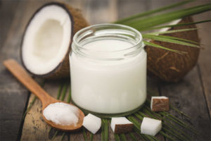 Come usare l'olio per capelli al cocco