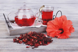 คุณสมบัติที่มีประโยชน์และข้อห้ามของชา Hibiscus