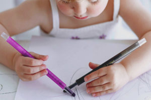 How to identify a left handed or right handed child