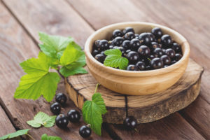 Useful properties and contraindications of blackcurrant