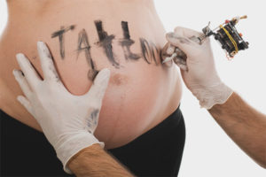 Les dones embarassades poden fer-se tatuatges?