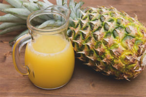 I benefici e i danni del succo d'ananas