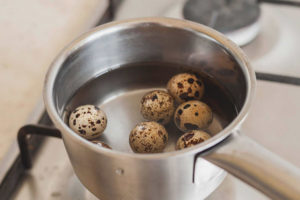 Comment et combien faire cuire des œufs de caille