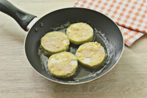 Comment faire frire délicieusement des courgettes dans une poêle